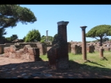 06954 ostia - regio i - insula xi - portico (i,xi,4) - an der via del tempio rotondo - gesehen von suedosten.jpg